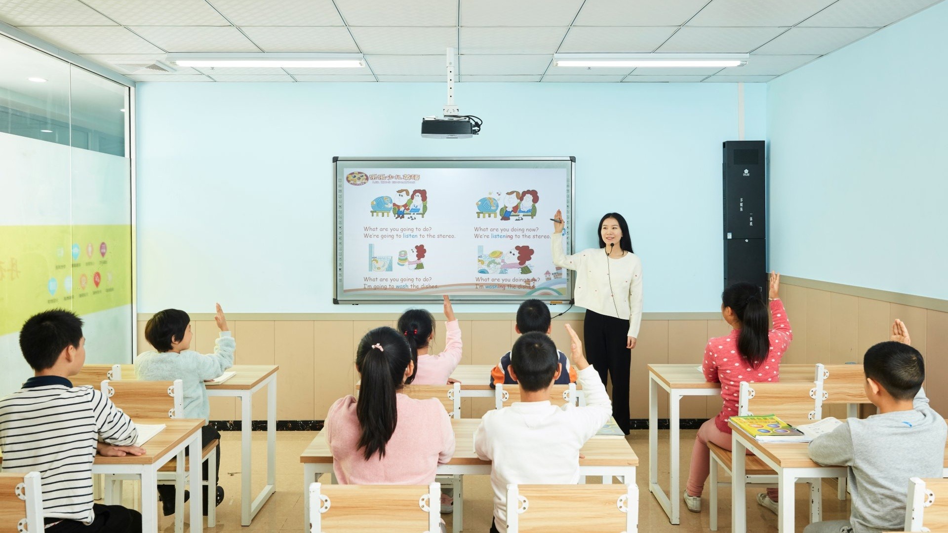 小学课堂实景：教师带领学生开展兴趣学习